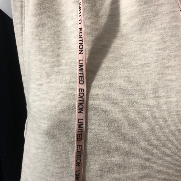 Forever 21 light gray sleeveless hoodie size small - Picture 2 of 5